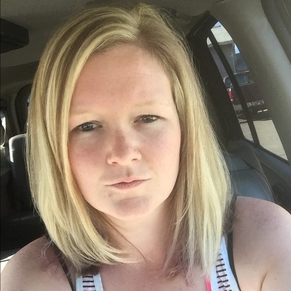 Profile Picture of Alexa Lindeman (@lexyot) on Poshmark