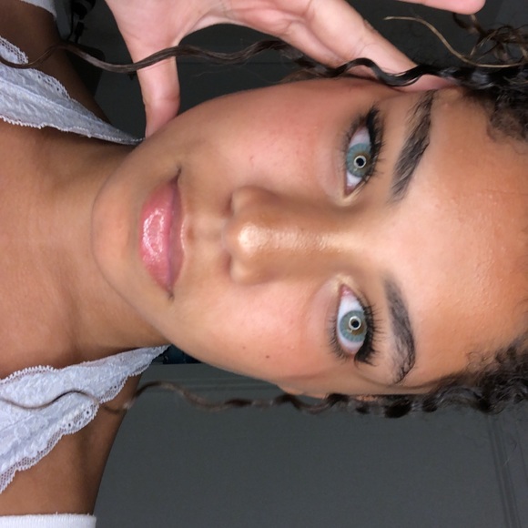 Profile Picture of Maureen Mazloum (@maureenxmaz) on Poshmark