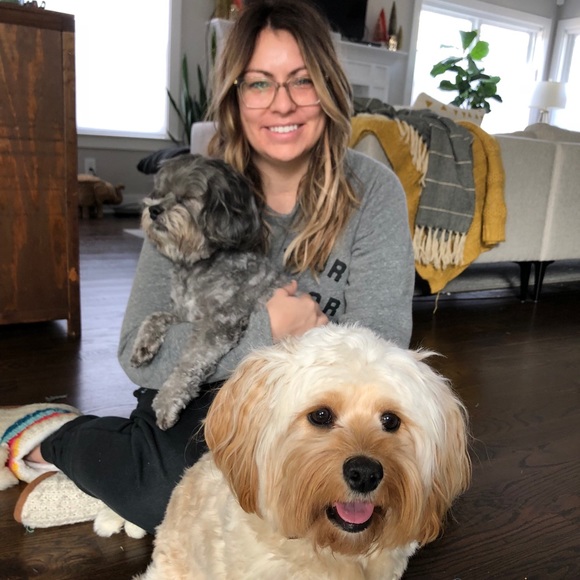 Profile Picture of April Huff (@alhuff01) on Poshmark