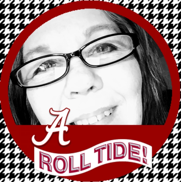 Profile Picture of Lynn West (@moonangel0404) on Poshmark