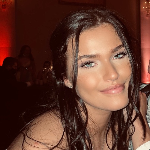 Profile Picture of Isabella Page (@isabellapage595) on Poshmark