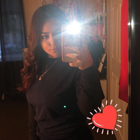 Profile Picture of Crystal Pinon (@crystal3__) on Poshmark