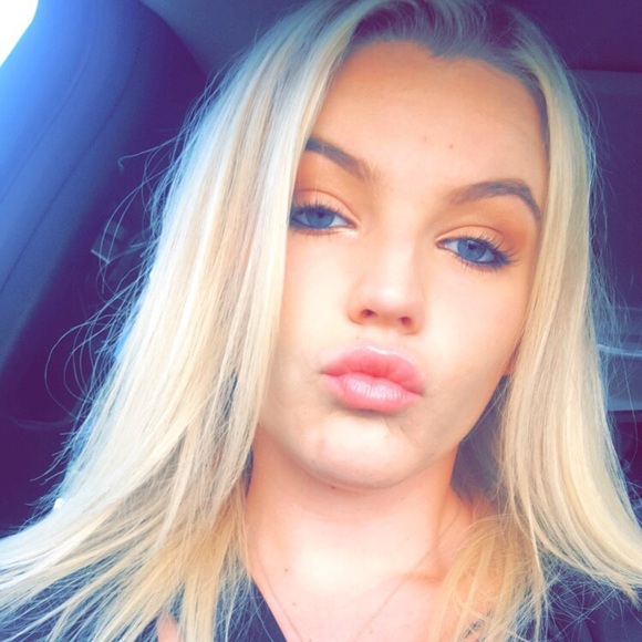 Profile Picture of Alexa Dippel (@adippel822) on Poshmark