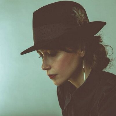 Profile Picture of Sarah Lee Guthrie (@SarahLeeGuthrie) on Twitter