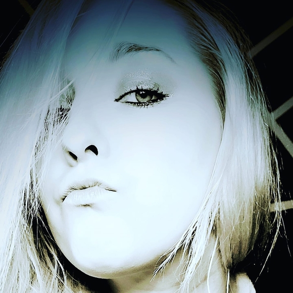 Profile Picture of Melodi Dushane (@melodidushane) on Poshmark