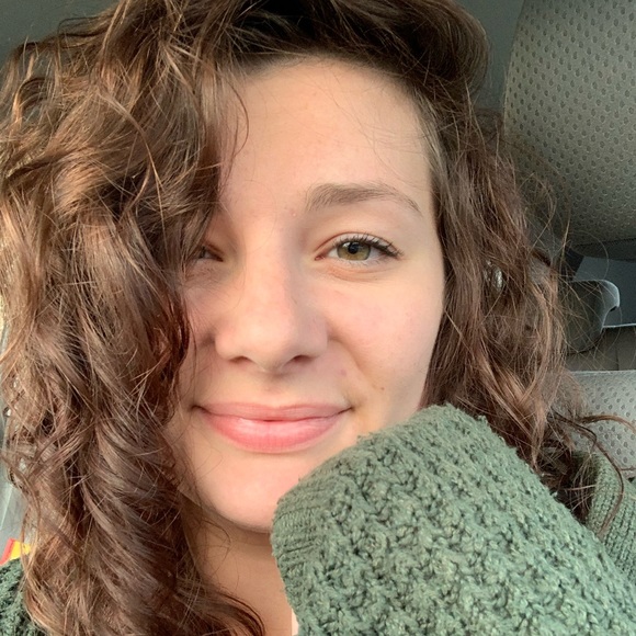 Anne Depeder - Poshmark Profile Picture of Anne Depeder (@flwrpwr95) on Poshmark