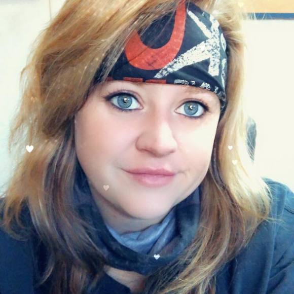 Profile Picture of Bailey-jade Carhart (@car_hart) on Poshmark