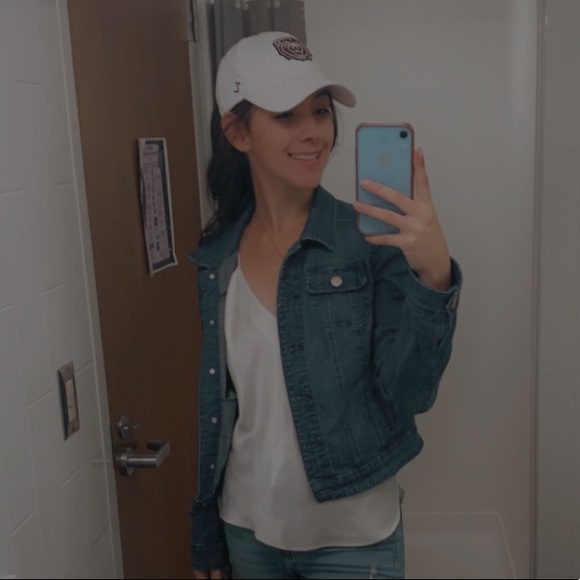 Profile Picture of Ariel Clemens (@ariclemens) on Poshmark