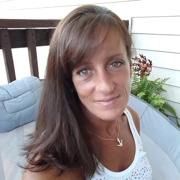 Profile Picture of Lisa Vanderwege (@lisaaron16) on Poshmark