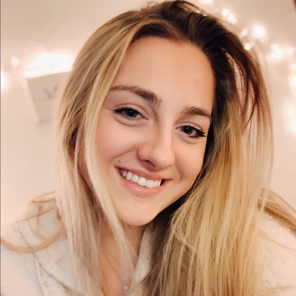 Profile Picture of Lauren Quinlivan (@laurenquin21) on Poshmark