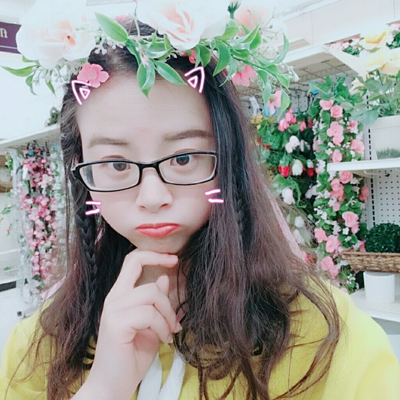 Profile Picture of Hui Huang (@yuyuyuyubukeji) on Poshmark