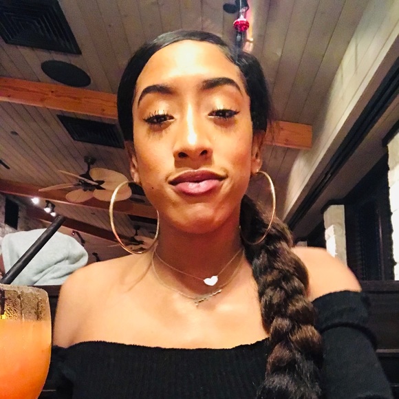 Profile Picture of Chelsie Decoud (@annwiththeplan) on Poshmark