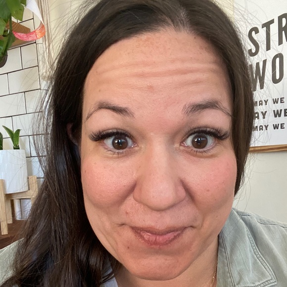 Profile Picture of Andrea Grey (@andrea_grey) on Poshmark