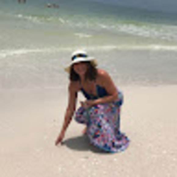 Profile Picture of Robin Hanson (@robinhanson428) on Poshmark