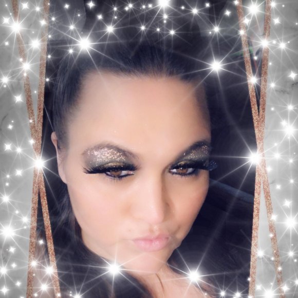 Profile Picture of Shonie Pebria (@shonsmepp) on Poshmark