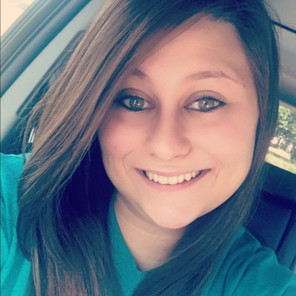 Profile Picture of Haley Hollis (@haley191919) on Poshmark