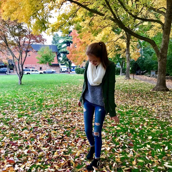 Profile Picture of Nikki Heidner (@naheidner) on Poshmark