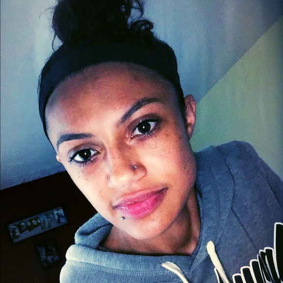 Profile Picture of Tandi Davis (@tdavis25) on Poshmark