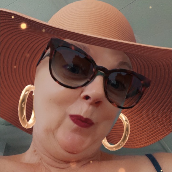Profile Picture of Lori Sanderbeck (@lorisanderbeck) on Poshmark