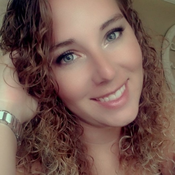 Profile Picture of Chelsie Bailey (@cjbailey022) on Poshmark