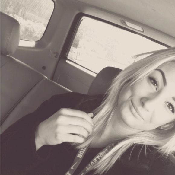 Profile Picture of Carlie Hillinger (@cahillinger) on Poshmark