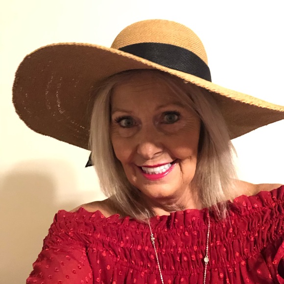 Profile Picture of Rhonda Moore (@rhondamp3) on Poshmark