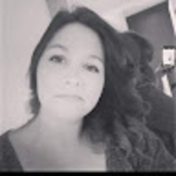 Profile Picture of Amanda Simpson (@mandas101) on Poshmark