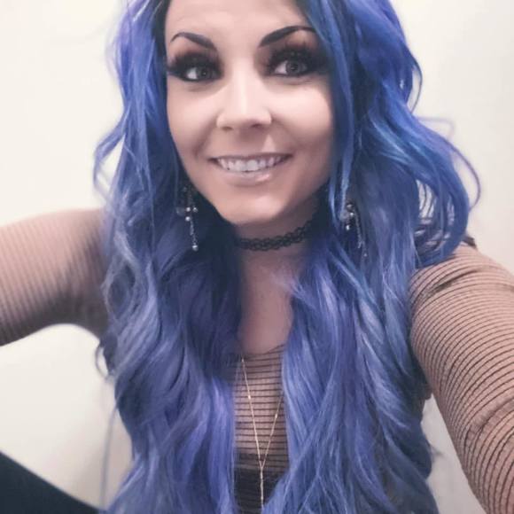 Profile Picture of Bailee Thomas (@bay_leef) on Poshmark