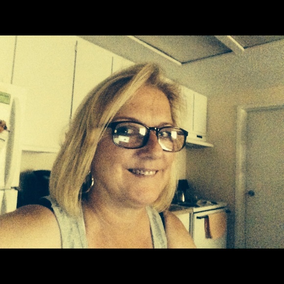 Profile Picture of Elizabeth Cossack (@ecossack) on Poshmark
