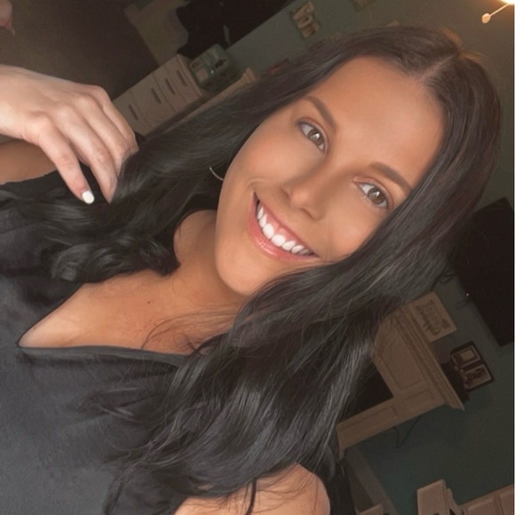 Profile Picture of Amanda Troiano (@amanda_troiano) on Poshmark