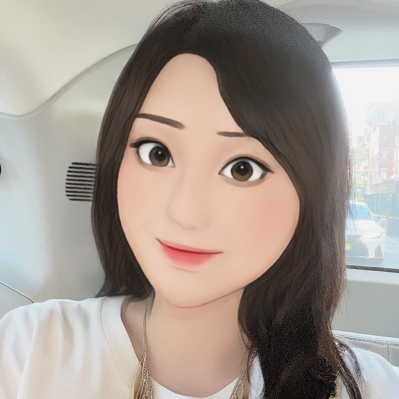 Profile Picture of Angel Zhang (@angelz0101) on Poshmark