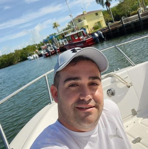 Profile Picture of Adonis Reyes (@ronis9009) on Poshmark