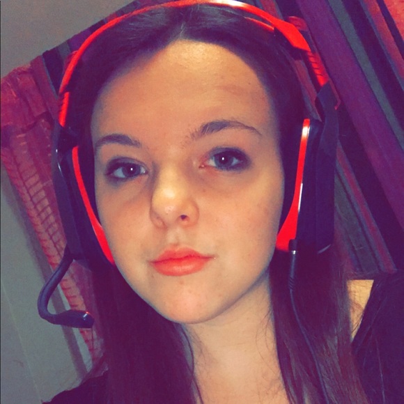 Profile Picture of Danielle Carbee (@carbeedani21) on Poshmark