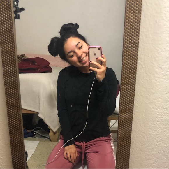 Profile Picture of Andrea Carrera (@andreaj0629) on Poshmark