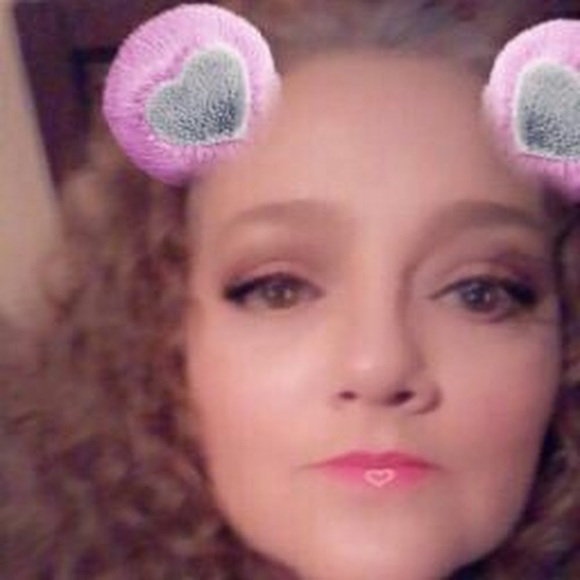 Profile Picture of Lisa Yates (@lmyates67) on Poshmark