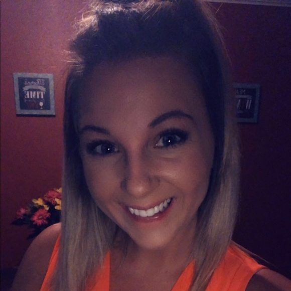 Profile Picture of Amber Braud (@amlynnbro) on Poshmark