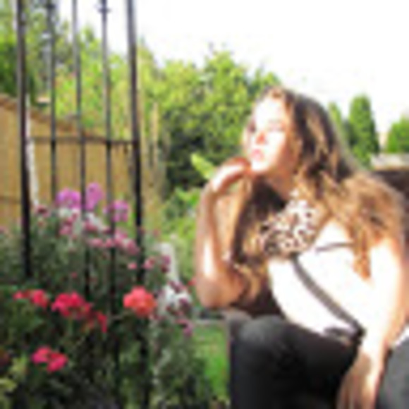 Profile Picture of Taylor Holsten (@taylorholsten) on Poshmark