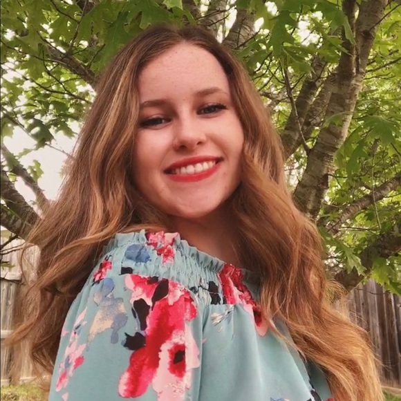 Profile Picture of Gwyn ❀ ❀ (@gwynnierylee) on Poshmark