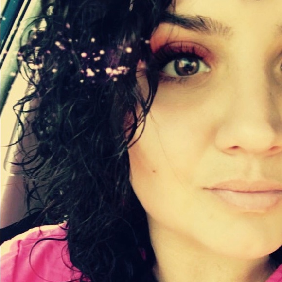 Profile Picture of Larissa Lengert (@larissanl0909) on Poshmark
