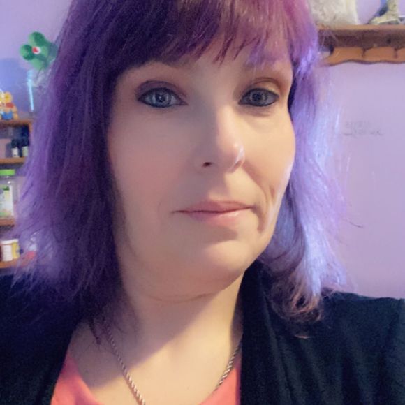 Profile Picture of Kimberly Canoyer (@en_joy_it_all) on Poshmark