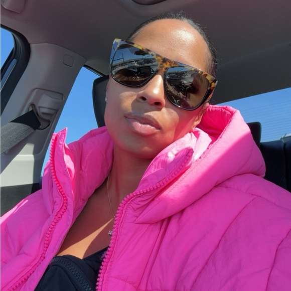 Profile Picture of Danielle Pratts (@daniellepratts) on Poshmark