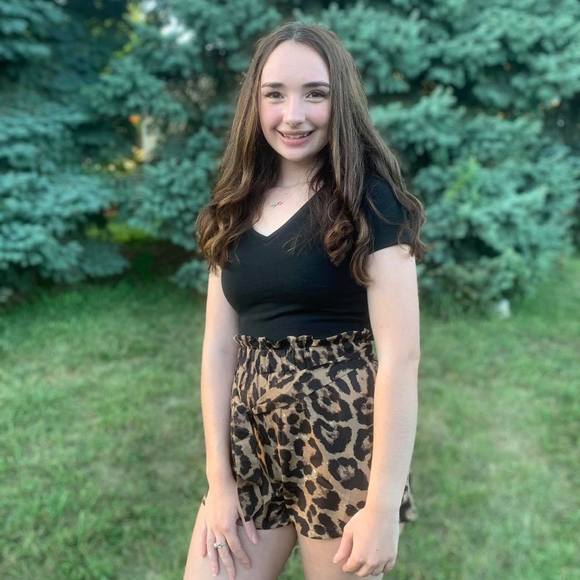 Profile Picture of Savannah Hays (@savannahhays712) on Poshmark