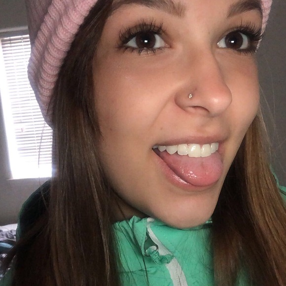 Profile Picture of Taelor Humecky (@taehumecky) on Poshmark