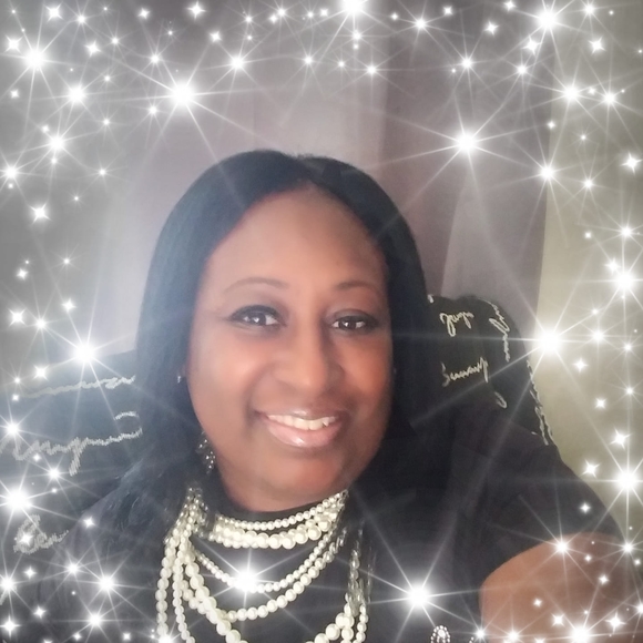 Profile Picture of Tracie Edwards (@tracie_edwards) on Poshmark