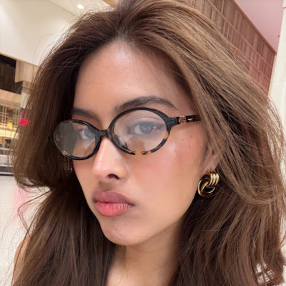 Profile Picture of Nova Chalothron (@novachalothron) on Poshmark