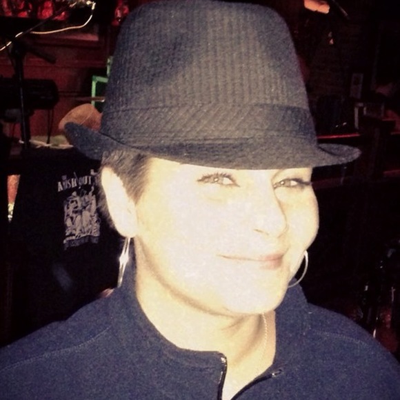 Profile Picture of Christylee Sansone (@minja1323) on Poshmark