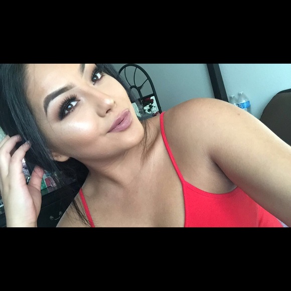Profile Picture of Vanessa Duran (@vanessadrn) on Poshmark