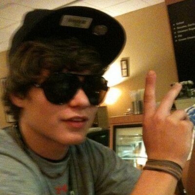 Profile Picture of Jon Hollister (@KrazyDr3aMz) on Twitter