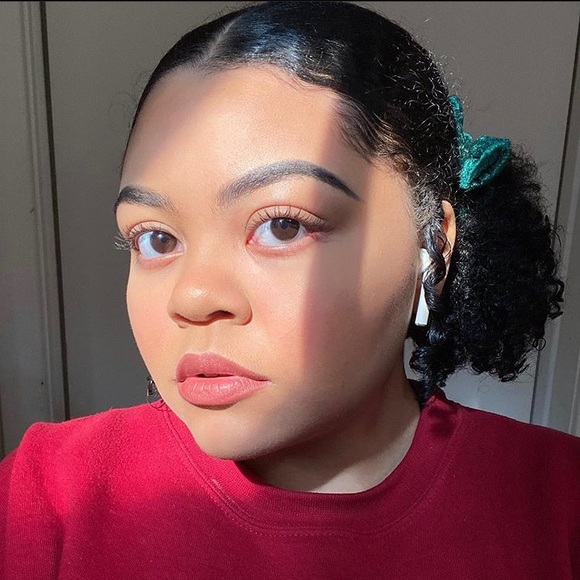 Profile Picture of Lola Fields (@lolas_mundo) on Poshmark