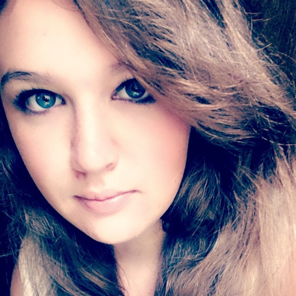 Profile Picture of Larissa Heileman (@larissaheileman) on Poshmark